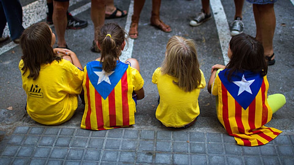 Nachdem das spanische Verfassungsgericht Nein gesagt hat zur Abstimmung über Kataloniens Unabhängigkeit, suchen die separatistischen Parteien Kataloniens verzweifelt nach einem Weg, um das Stop-Signal des Gerichts zu umfahren.