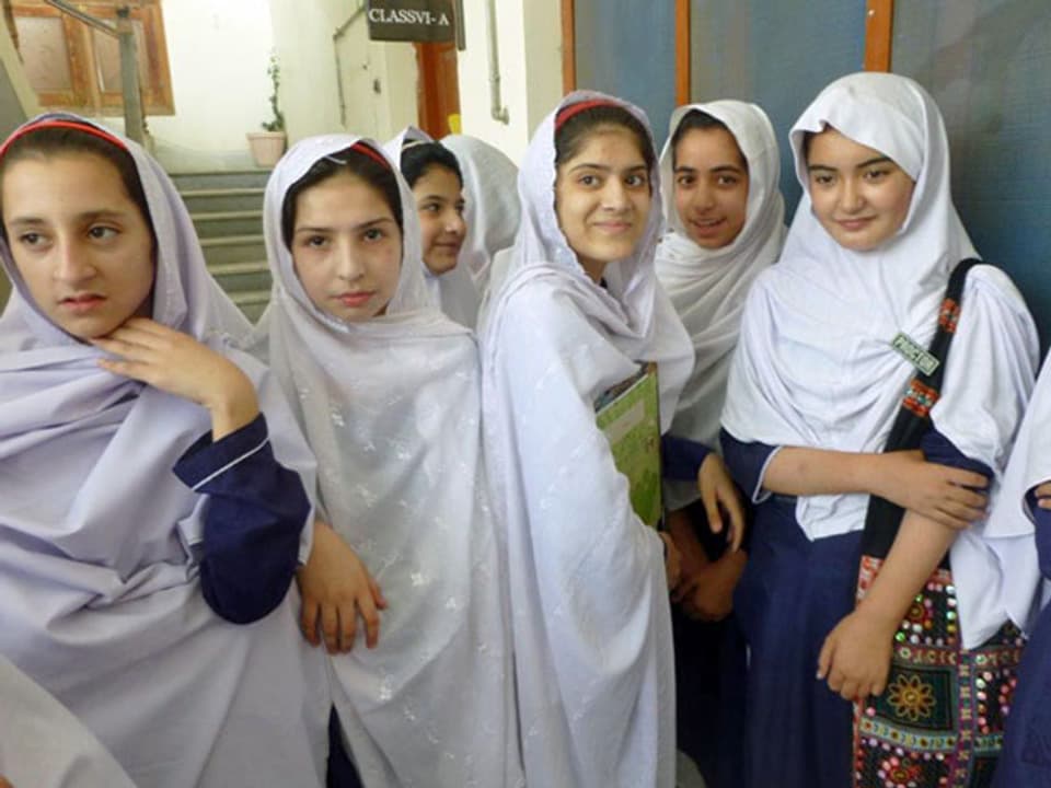 Mädchen vor der Schule die Malala Yousafzai besucht hat.