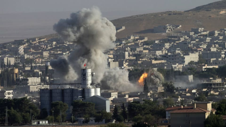 Rauchsäulen über Kobane: Trotz den Luftschlägen gewinnen die IS-Terroristen aber offenbar an Terrain.