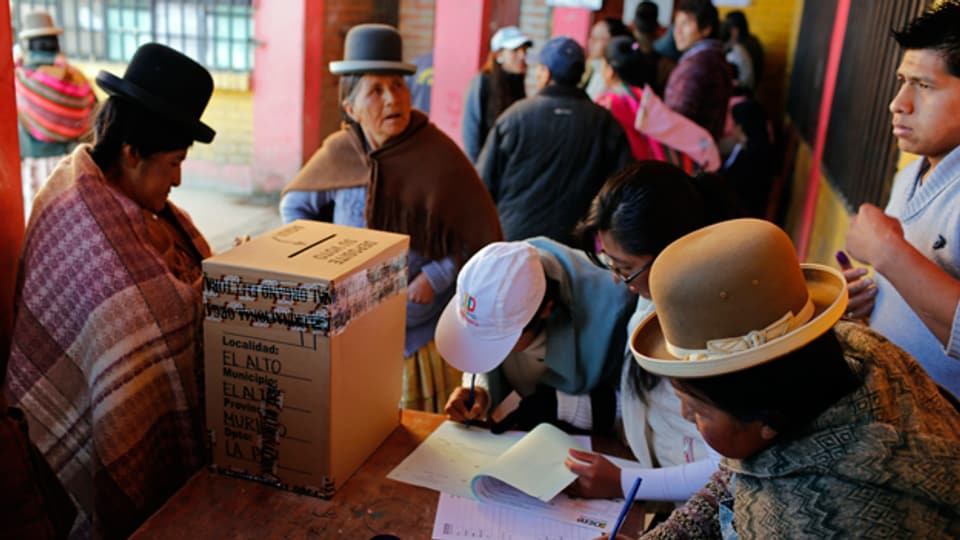 Bolivianische Stimmberechtigte an der Urne.