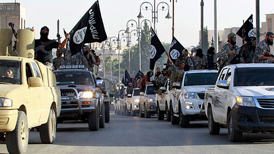 Fanatische Jihadisten richten sich ein im Chaos zerfallender arabischer Staaten. Militante Islamisten in Raqqa im Nordwesten Syriens.