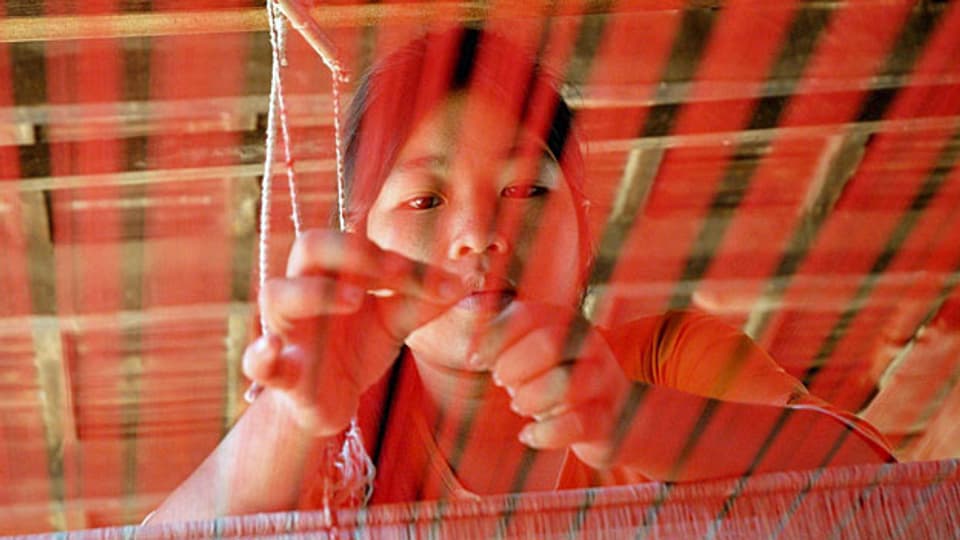 Eine kambodschanische Arbeiterin in einer Seidenweberei.