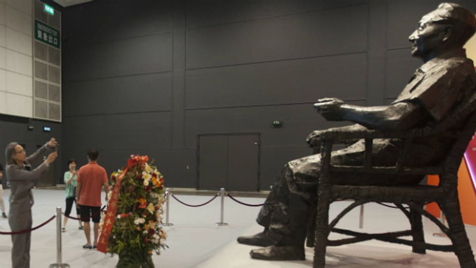Eine Bronzestatue Deng Xiaopings an einer Ausstellung in Hong Kong im August 2014.