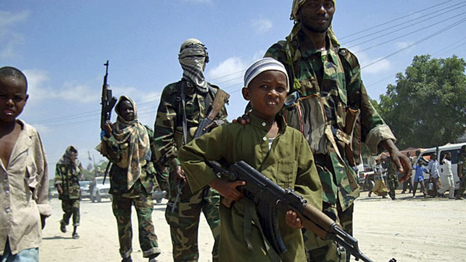Kinder sollen das Recht haben, Kinder zu sein. Bild: Kindersoldaten bei den islamistischen al-Shabaab-Milizen in Somalia.
