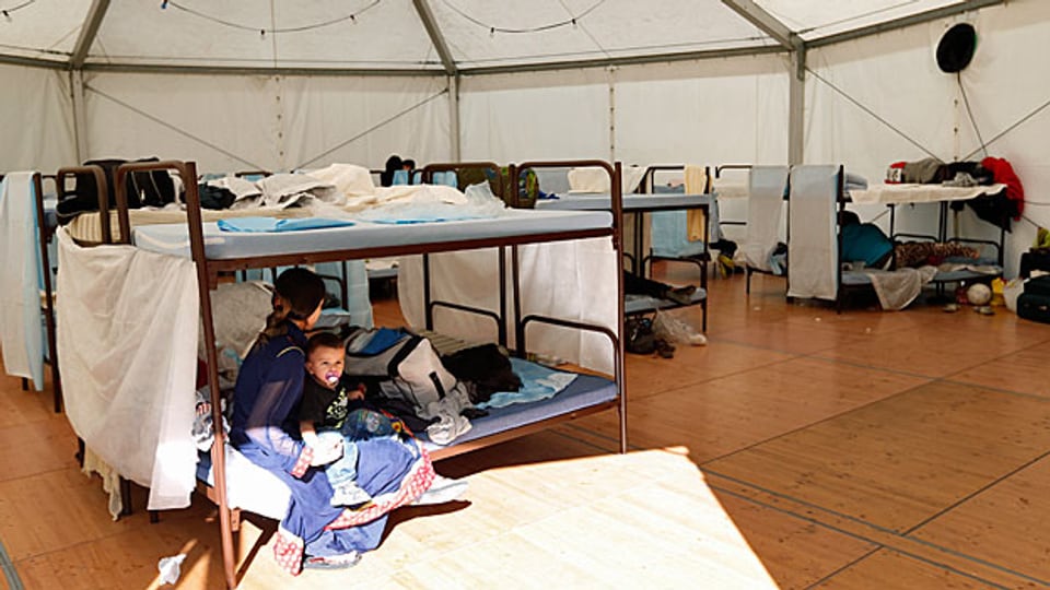 Flüchtlinge in einem provisorischen Flüchtlingscamp in München.
