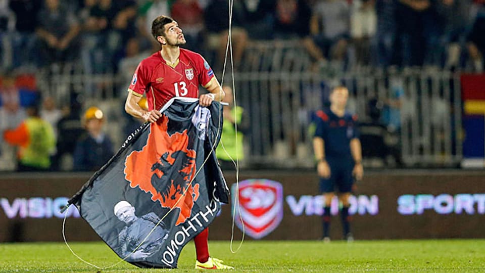 Stefan Mitrovic von der serbischen Nationalmannschaft mit der grossalbanischen Flagge, die mit einer kleinen Drohne auf das Spielfeld in Belgrad gelenkt wurde.