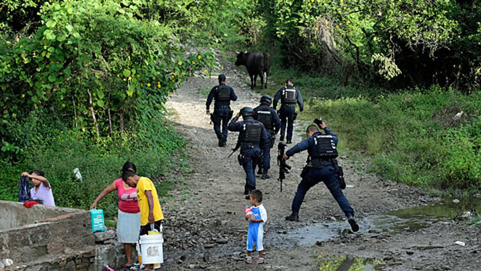 Die staatlichen Polizeibehörden auf der Strasse, die zu den Massengräbern nahe Iguala führt.