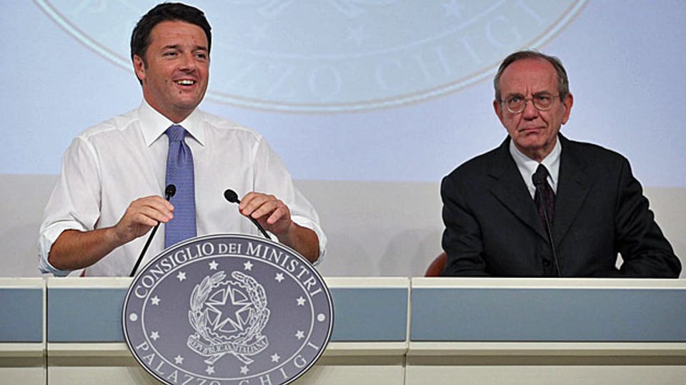 Der italienische Premier Matteo Renzi und Wirtschaftsminister Pier Carlo Padoan verkünden am 15. Oktober in Rom Italiens neue Strategie zur Förderung der Wirtschaft.