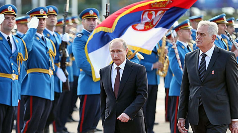 Russlands Präsident Putin und der serbische Präsident Nikolic bei der Inspektion der Ehrengarde in Belgrad.