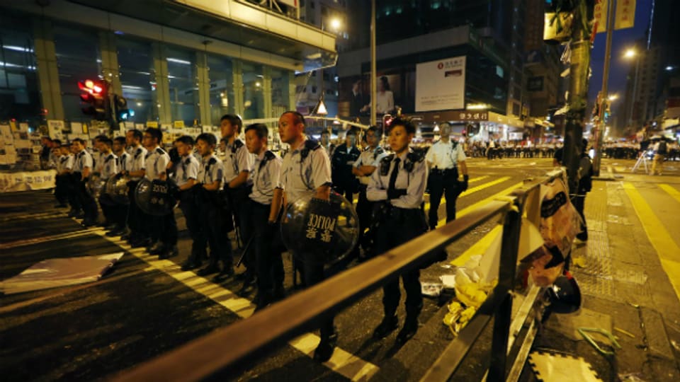 Polizisten machen sich bereit, ein Protestcamp der Demonstranten in Hong Kong zu räumen.