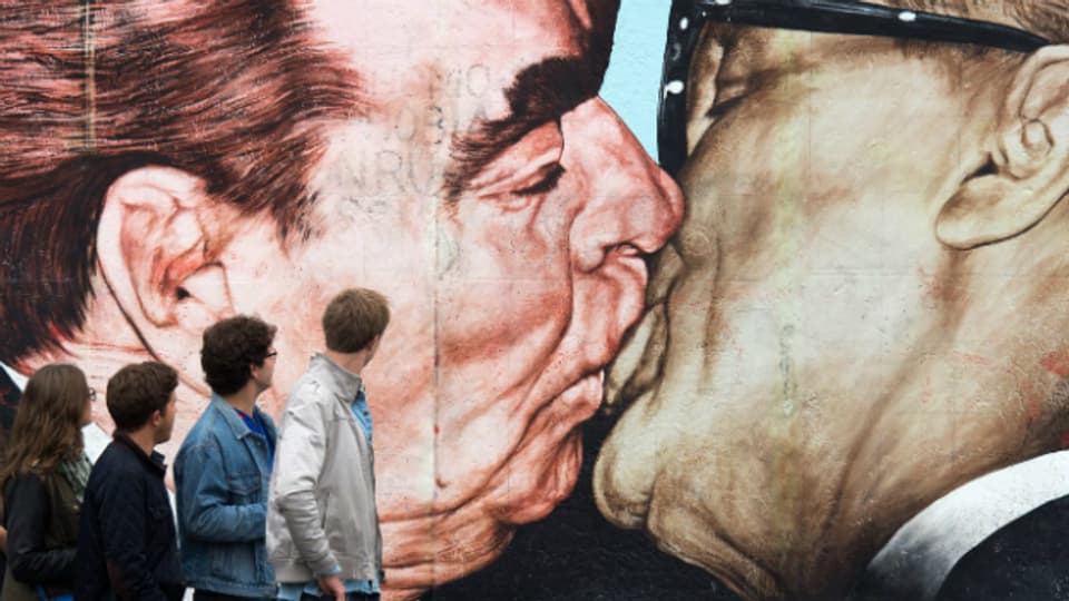 Das bekannteste Bild der Berliner Eastside-Gallerie: Honecker küsst Breschnew.