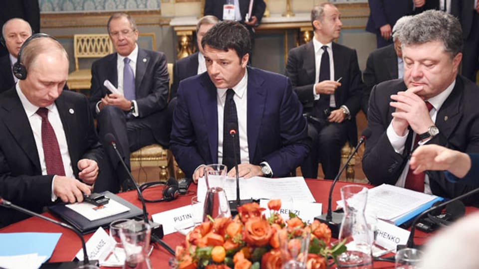 Russlands Präsident Wladimir Putin (link) mit Italiens Ministerpräsident Matteo Renzi (Mitte) und der ukrainische Präsident Petro Poroschenko (rechts) bei einem Treffen am Rande des Europa-Asien-Gipfels (Asem) in Mailand am 17. Oktober 2014.