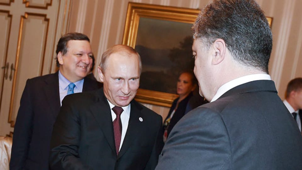Russlands Präsident Wladimir Putin (links) und der ukrainische Präsident Petro Poroschenko geben sich die Hand am Europa-Asien-Gipfel (Asem) in Mailand am 17. Oktober 2014.