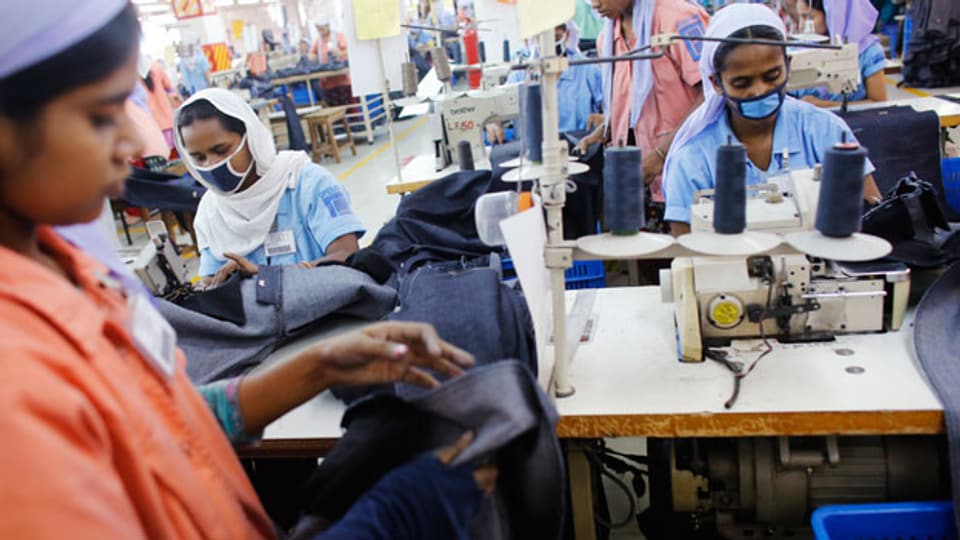 Arbeiterinnen nähen Kleidung in einer Textilfabrik. Beim Zusammensturz einer Fabrik in Bangladesch im April 2013 wurden 1‘132 Arbeiter und Arbeiterinnen getötet.