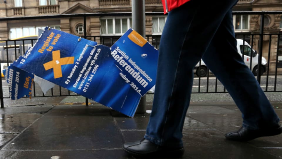 Ein zerbrochenes Plakat zur Abstimmung über das Referendum in Schottland.