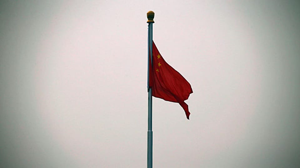 Chinas Nationalflagge weht im dichten Smog auf dem Tienanmen-Platz in Peking.