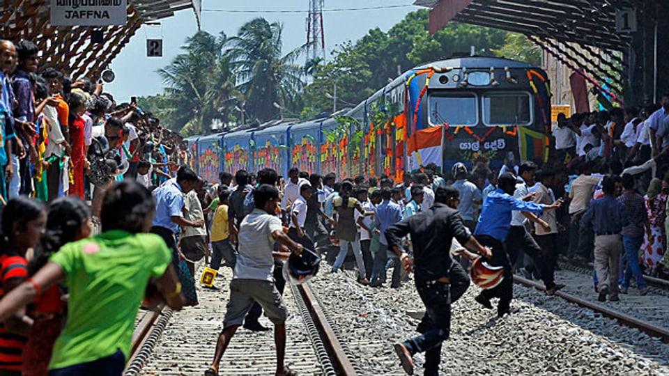 Der Zug «Queen of Jaffna» nach der Ankunft in Jaffna am 13. Oktober - der erste Zug, nachdem die Verbindung des Inselnordens zum Rest der Insel vor 24 Jahren wegen des Bürgerkriegs eingestellt worden war.