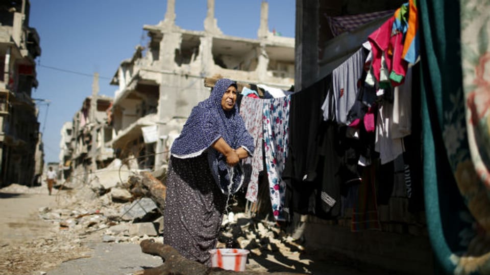 Wäsche aufhängen - inmitten von Trümmern: Alltag nach dem jüngsten Krieg im Gazastreifen.