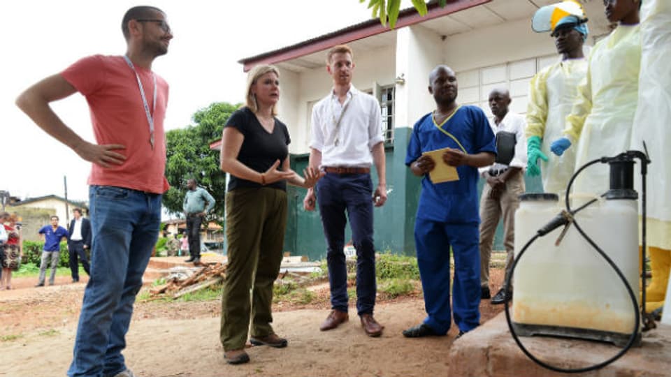 Helfer in einer Ebola-Station in Freetown (Sierra Leone).