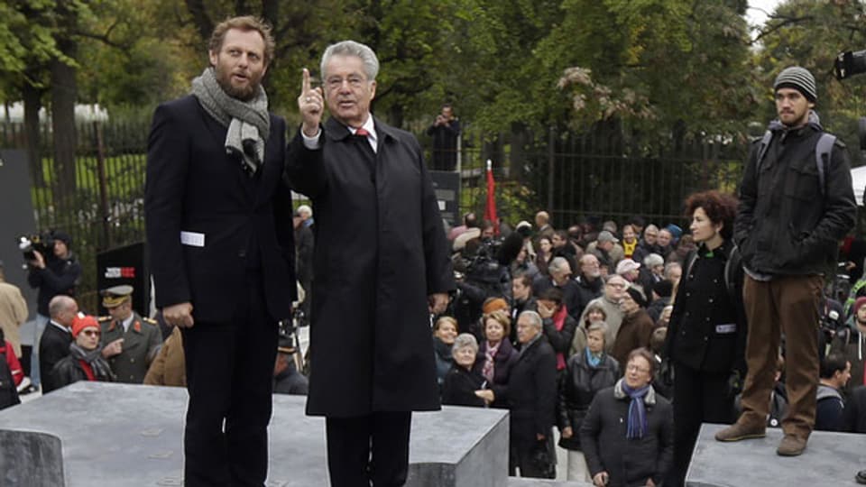 Künstler Olaf Nicolai (links) und Bundespäsident Heinz Fischer  am 24. Oktober 2014 im Rahmen der Eröffnung des Denkmals für die Verfolgten der NS-Miliärjustiz am Ballhausplatz in Wien.