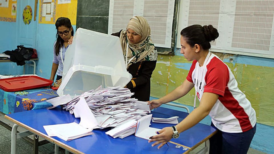 Stimmenzählerinnen in einem Wahllokal in Tunis.