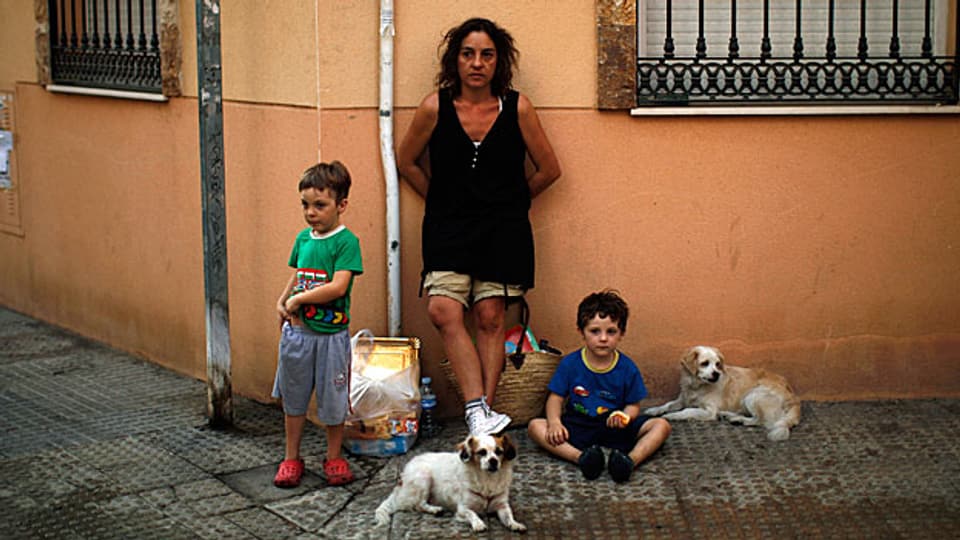 In Spanien haben wegen der Finanzkrise viele Familien ihre Wohnungen verloren. Sie konnten ihre Hypthekarschulden nicht mehr bezahlen - und wurden obdachlos. Bild: Eine junge Spanierin mit ihren Kindern, nach der Räumung ihrer Wohnung. Malaga 2013.