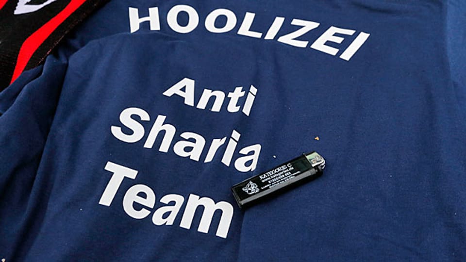 T-Shirts mit der Aufschrift «Hoolizei - Anti Sharia Team» wurden am Sonntag in Köln verteilt.