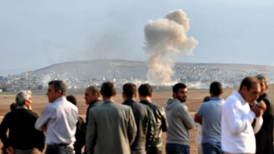 Flüchtlinge beobachten von der Türkei aus die Kämpfe in der syrischen Stadt Kobane.