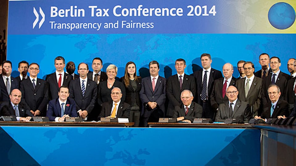 Die Teilnehmerinnen und Teilnehmer der Berliner Steuerkonferenz beim Gruppenbild.