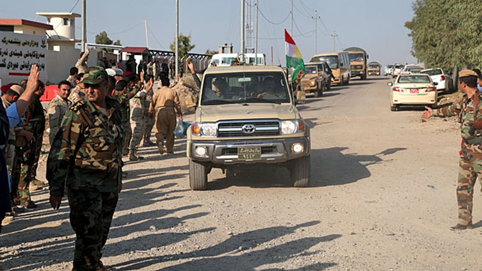 Die kurdischen Peshmerga-Kämpfer aus dem Norden Iraks auf dem Weg nach der von IS-Milizen bedrohten Stadt Kobane im Norden Syriens.