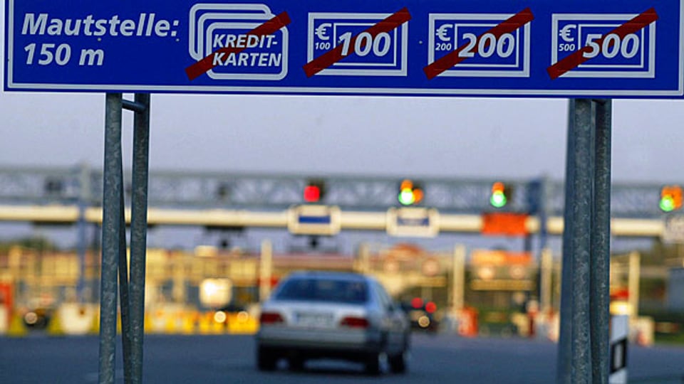 Die Fahrt auf deutschen Autobahnen wird für Ausländerinnen und Ausländer bald teurer.