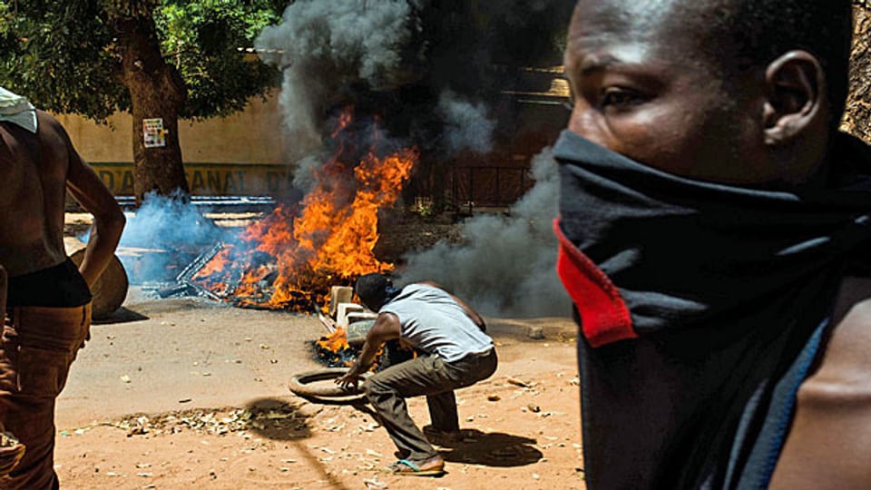 Demonstranten legen Feuer in Ouagadougou, der Hauptstadt Burkina Fasos.