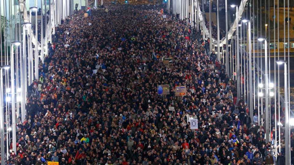 Tausende marschieren in Budapest, Ungarn, über die Elisabethbrücke während einer Protestaktion gegen neue Steuer auf Internet-Datenübertragungen am 28. Oktober 2014.