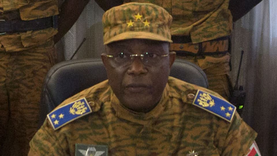 Burkina Fasos Militärchef General Honore Traore gibt am 31. Oktober 2014 die Machtübernahme in Ouagadougou bekannt. Der Präsident Blaise Compaoré musste nach heftigen Massendemonstrationen nach 27-jähriger Amtszeit zurücktreten.