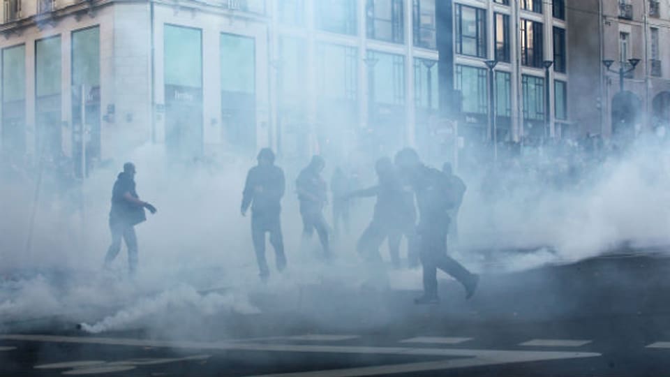 In Nantes setzte die Polizei am Wochenende Tränengas gegen die Demonstranten ein.
