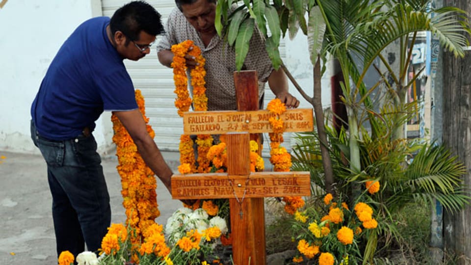 Männer am Grab eines der ermordeten Jugendlichen in Iguala