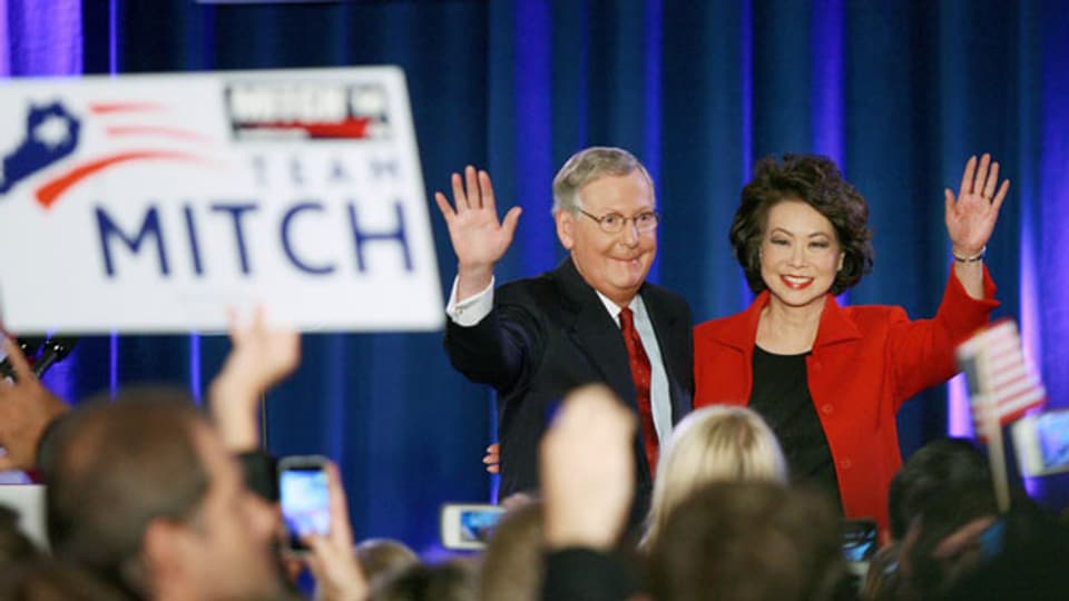US-Senator Mitch McConnell mit seiner Frau Elaine Chao während seiner Siegesfeier im Marriott East Hotel in Louisville, Kentucky.
