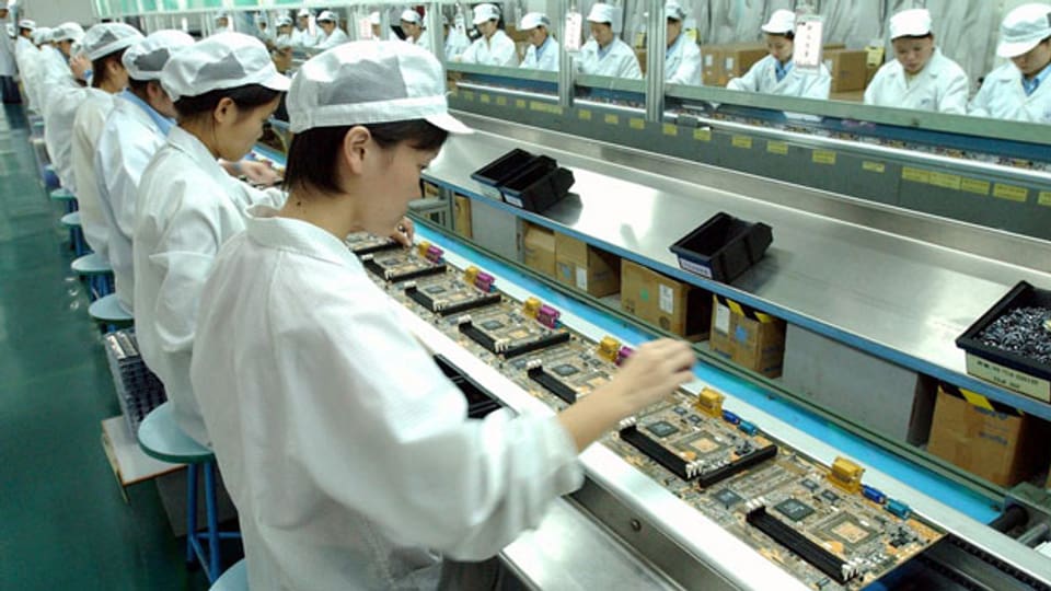 Südchina ist in den letzten zwei Jahrzehnten zur «Fabrikhalle der Welt» geworden. Wanderarbeiter in einer Elektronikfabrik.