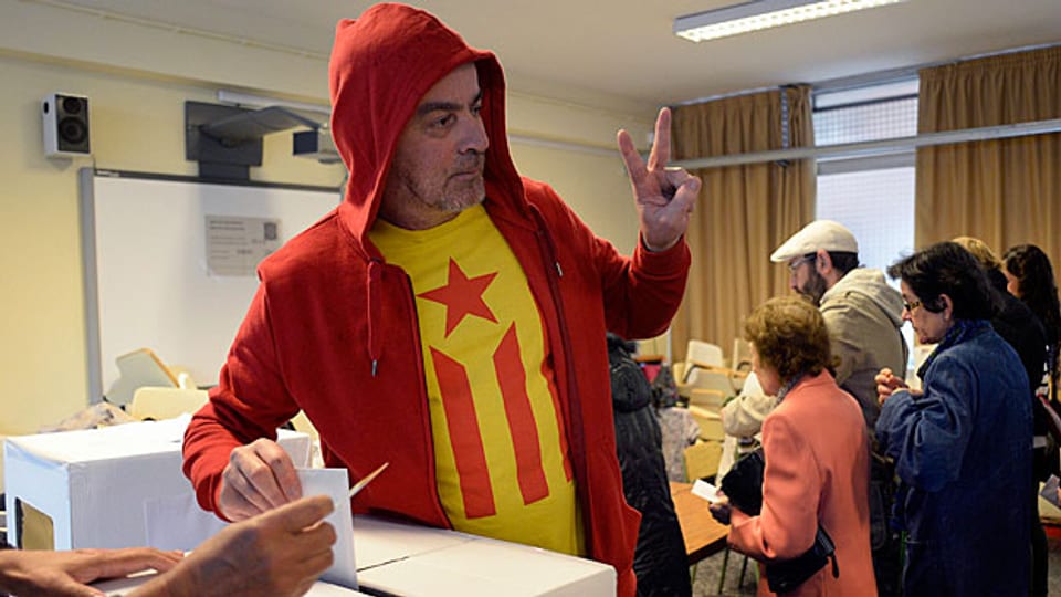 Vermag das Resultat der symbolischen Abszimmung über Kataloniens Unabhängigkeit die spanische Regierung dazu bewegen, den Katalanen irgendwie Hand zu bieten? Bild: Abstimmungslokal in Barcelona.