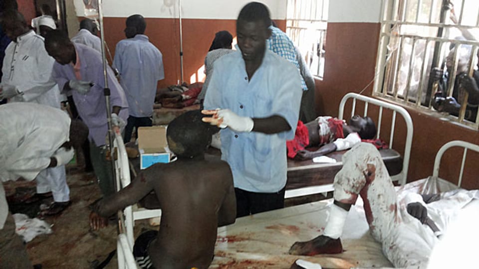 Verletzte des Anschlags werden im Spital von Potiskum verarztet.