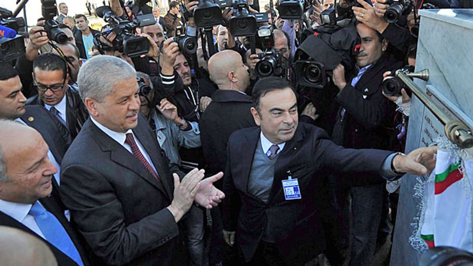 Links Frankreichs Aussenminister Fabius, neben ihm der algerische Premier Sellal und Renault-Chef Carlos Ghosn bei der Einweihung des neuen Renault-Werks in Oran.