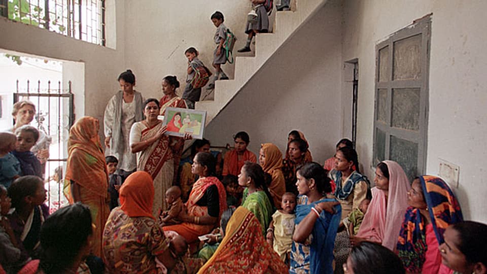 Indische Frauen riskieren ihr Leben riskieren, um Leben zu verhindern. Bild: Ein Treffen zum Thema Familienplanung in Delhi.