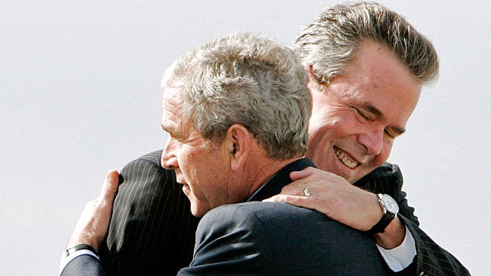 George W. Bush mit seinem Bruder Jeb Bush. Rettet der Bush-Clan die Republikaner?