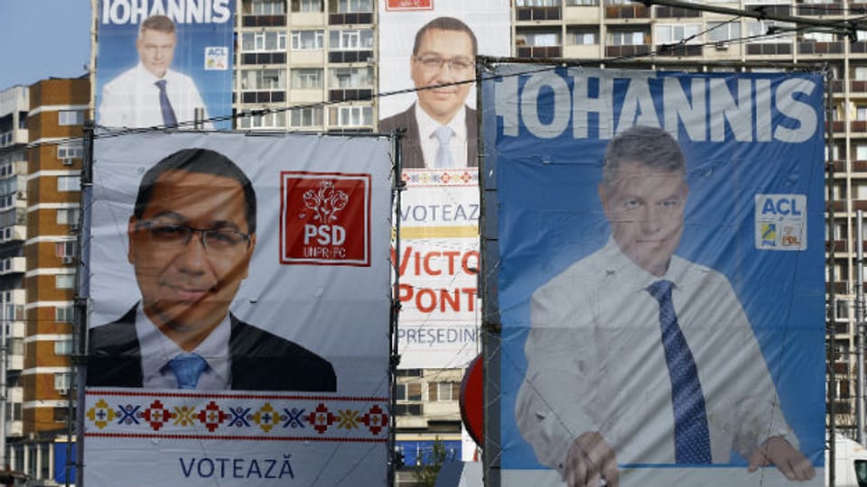 Wahlplakate pflastern die Häuserfassaden in Bukarest.