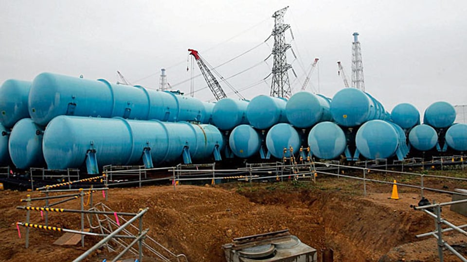 Fukushima. In den Tanks wird das radioaktiv belastete Wasser gespeichert.