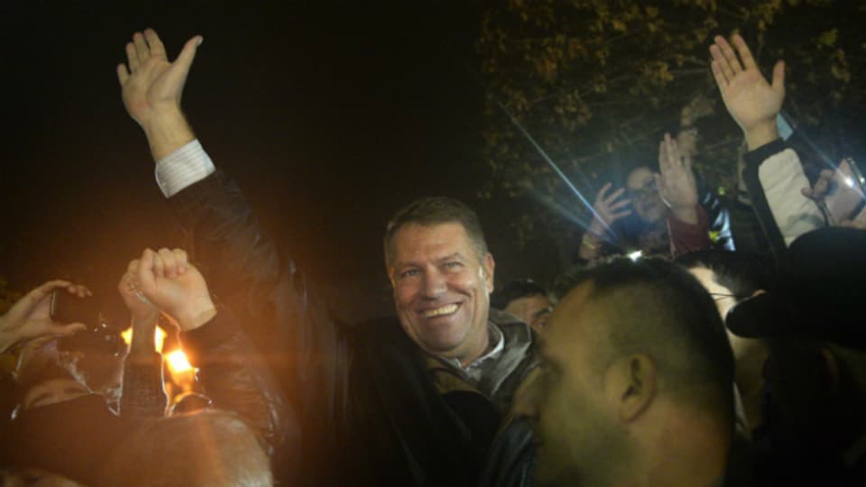 Der bürgerliche Klaus Iohannis lässt sich in Bukarest von seinen Anhängern feiern.