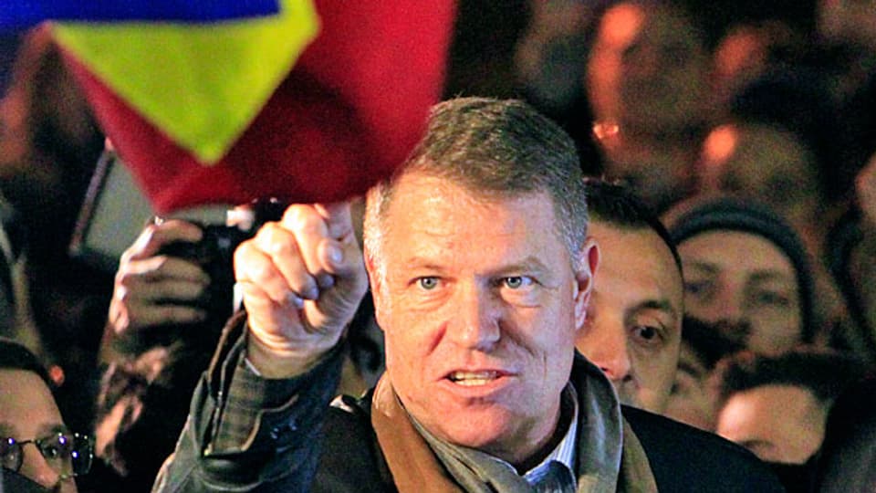 Klaus Johannis, Siebenbürger Rumäne mit deutschen Wurzeln, zelebriert seinen Wahlsieg.