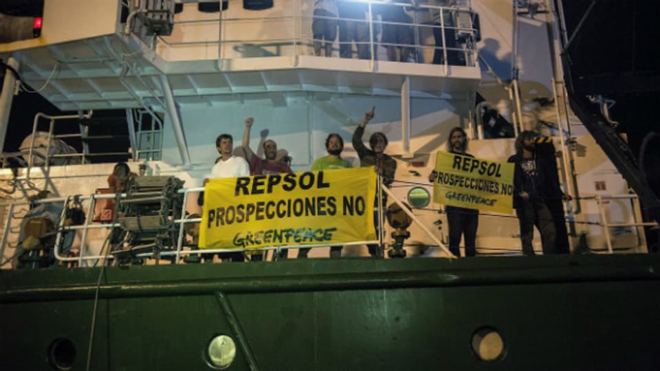 Greenpeace-Aktivisten demonstrieren auf Lanzarote gegen die geplanten Bohrungen.