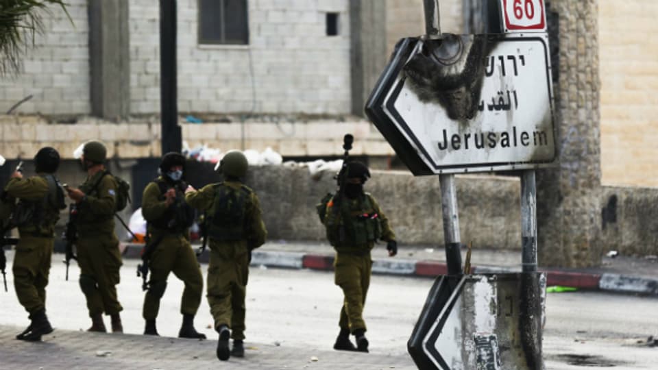 Polizisten auf der Strasse in einem Quartier nördlich von Jerusalem am 14. November.