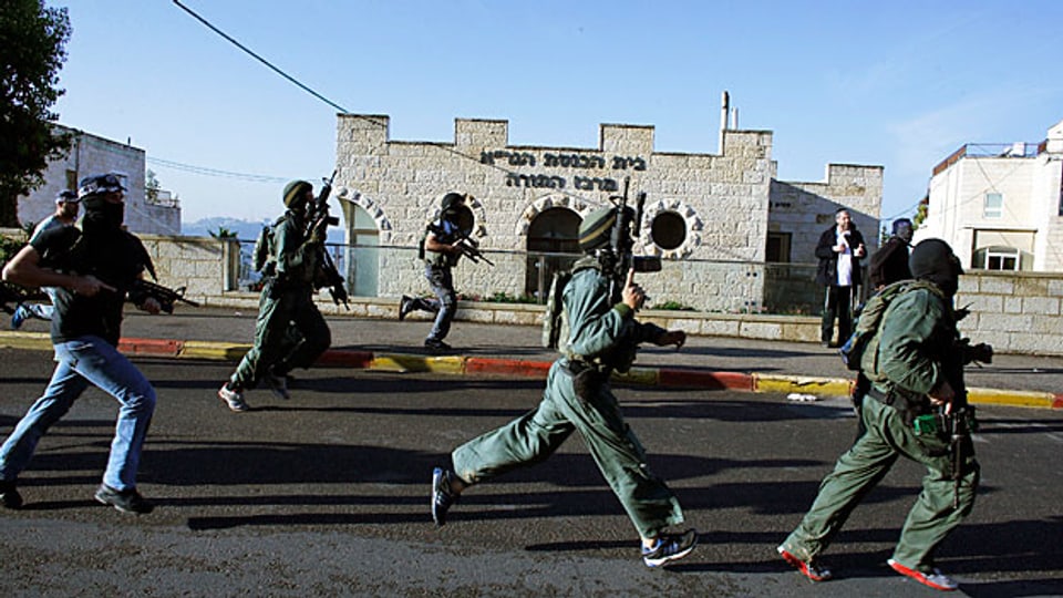 Israelische Sicherheitskräfte vor der Synagoge, in der der Anschlag stattgefunden hat.